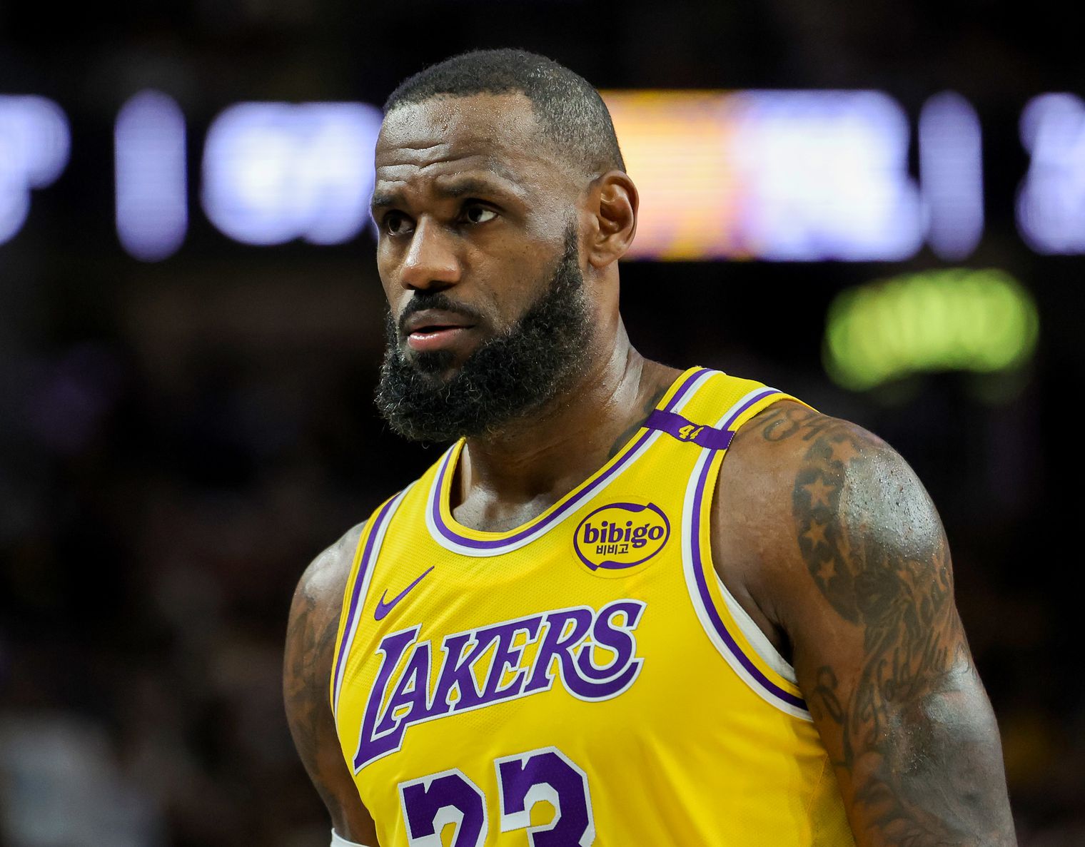 NBA转会风云：萨纳西斯续约雄鹿，携手家庭共铸冠军荣耀